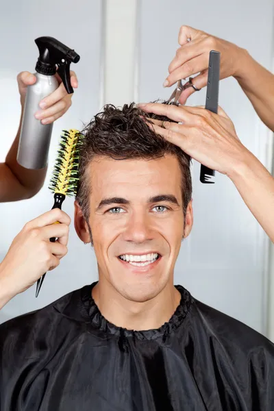 Client With Hairdressers Styling His Hair — Stock Photo, Image