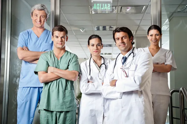 Profesionales médicos confiados — Foto de Stock