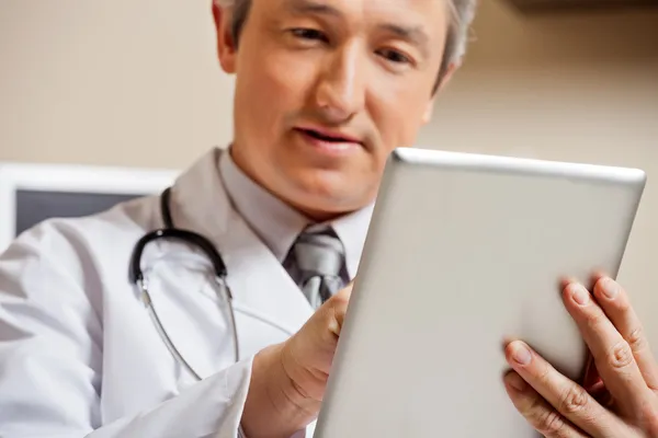 Médecin utilisant une tablette numérique — Photo