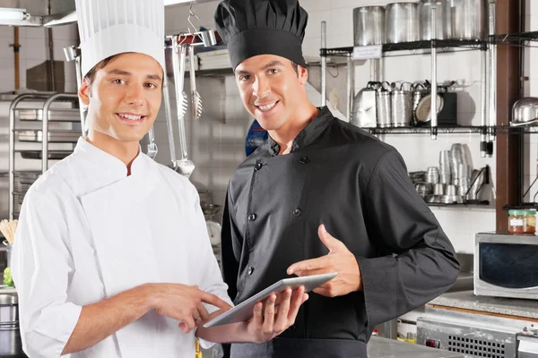 Chefs felices sosteniendo la tableta digital — Foto de Stock