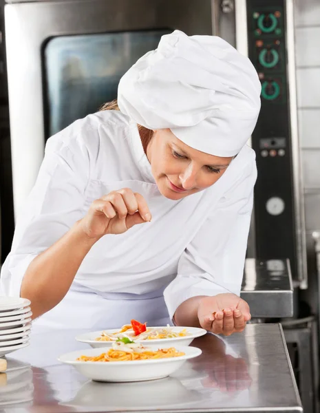 Koch würzt Gericht — Stockfoto