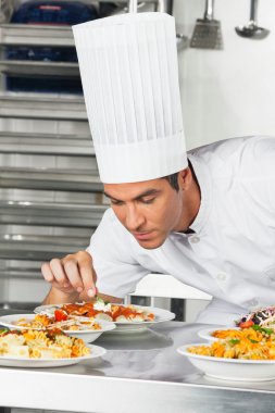 erkek aşçı makarna yemekleri süsleme