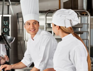 erkek chef mutfak meslektaşı ile