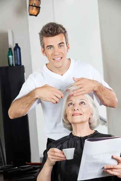 Fryzjerka cięcia kobieta włosów w salonie — Zdjęcie stockowe