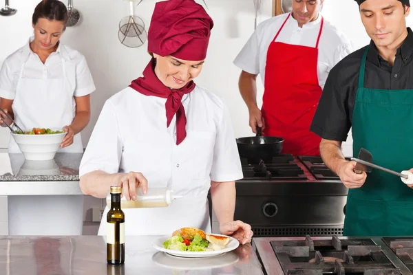 Kucharzy pracujących w kuchni — Zdjęcie stockowe