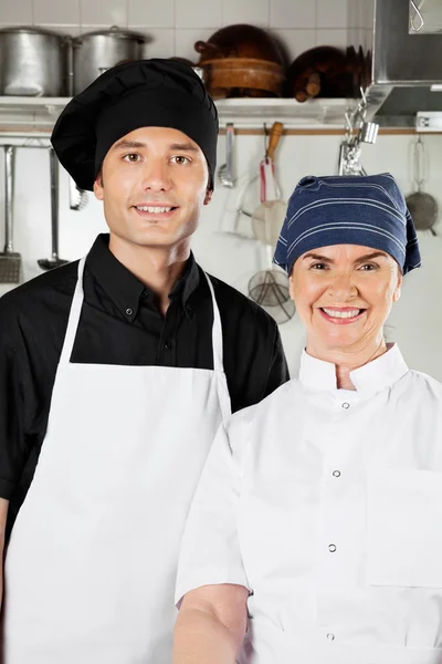 Chefs felices en cocina industrial — Foto de Stock