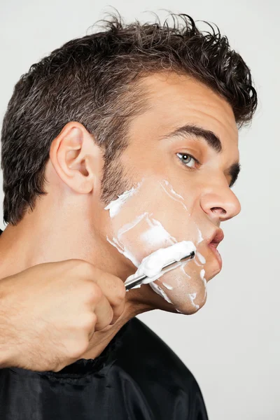 Érett férfi arcát borotválkozás — Stock Fotó