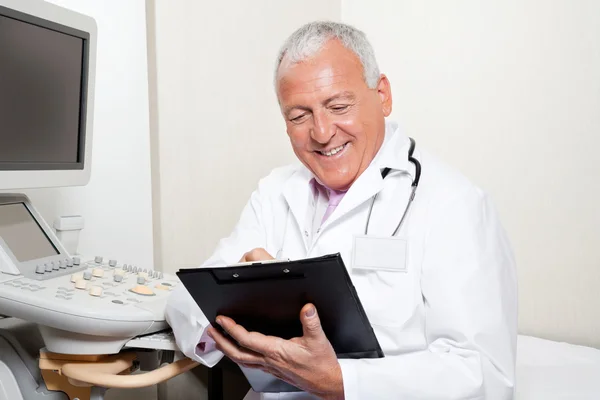 Radiologista segurando Clipboard — Fotografia de Stock