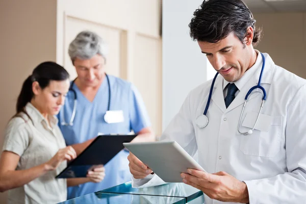 Médico masculino segurando tablet digital — Fotografia de Stock