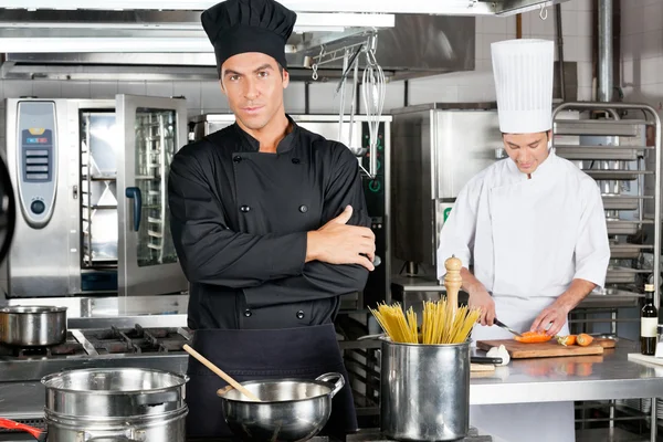 Selbstbewusster Koch mit Kollege in der Küche — Stockfoto
