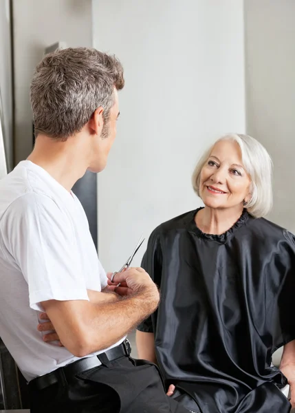 Kobieta o rozmowy z fryzjer — Zdjęcie stockowe