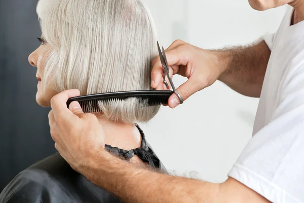 Parrucchiere Misurare la lunghezza dei capelli prima del taglio di capelli — Foto Stock