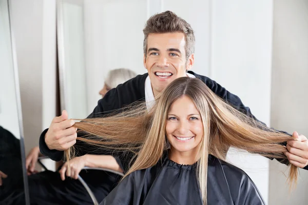 Coiffeur examinant les cheveux du client St Salon — Photo