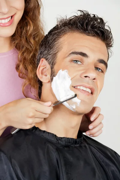 Hombre consiguiendo un afeitado de barbero —  Fotos de Stock