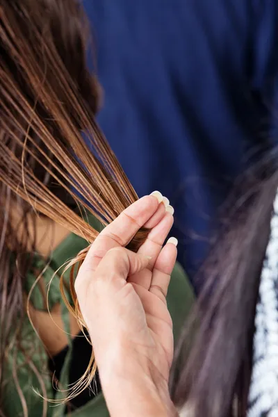Cabeleireiro se preparando para o corte de cabelo do cliente — Fotografia de Stock