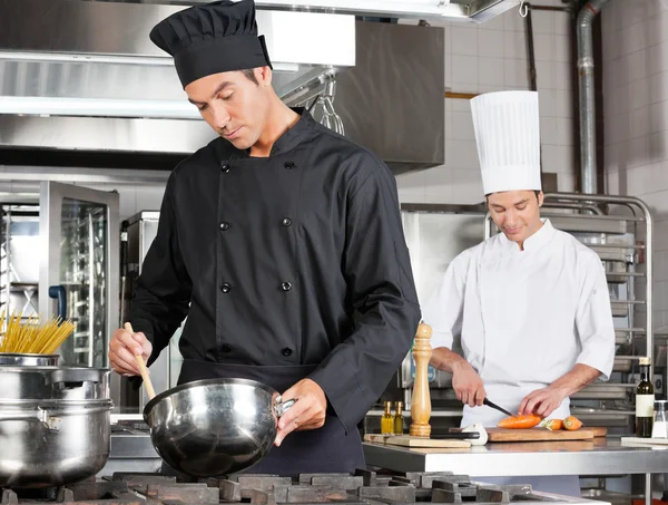 Chef cucina cibo con Collega Taglio Verdura — Foto Stock