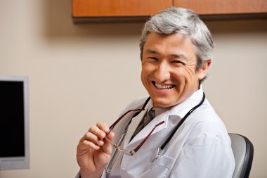 mutlu erkek doktor