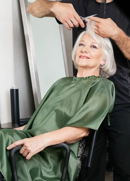 Female Customer Getting Haircut In Salon — Stock Photo, Image