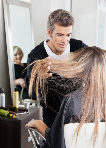 Friseur betreut Kundin im Friseursalon — Stockfoto