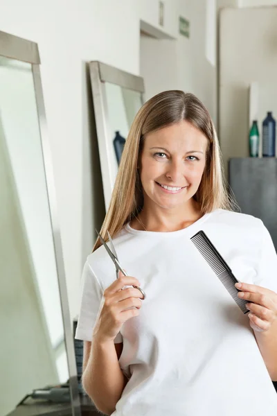 Coiffeur avec ciseaux et peigne — Photo