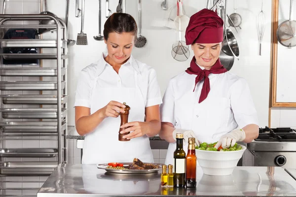 Vrouwelijke chef-koks bereiden van voedsel — Stockfoto