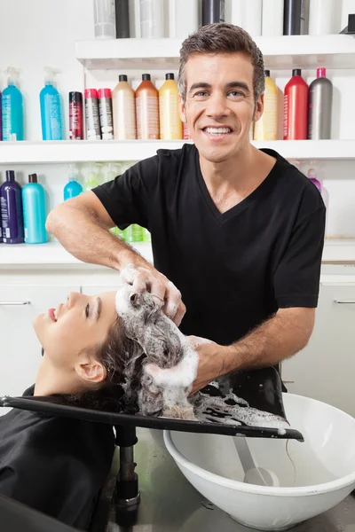 Peluquería Lavado de pelo del cliente en el salón —  Fotos de Stock