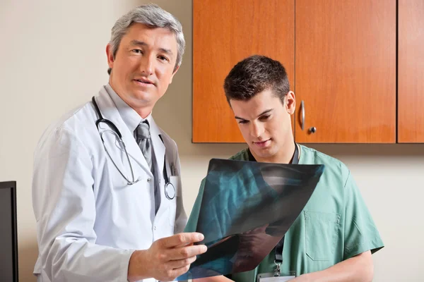 Radiologista em pé com Técnico Masculino — Fotografia de Stock