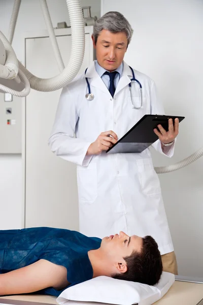 Radiolog med patient på klinik — Stockfoto