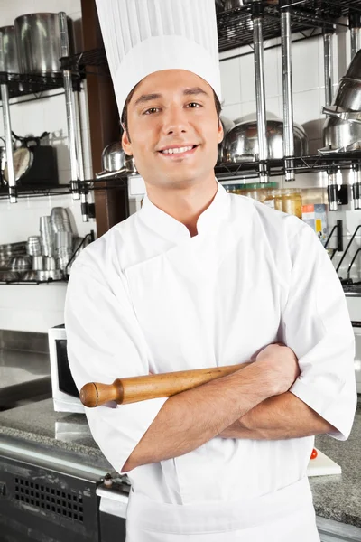 Chef feliz de pé com braços cruzados — Fotografia de Stock