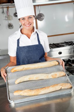 kadın aşçı tepsi tutarak loafs