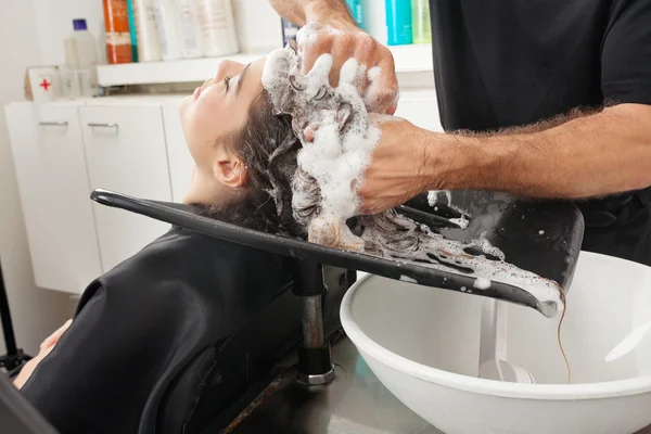 Mujer consiguiendo pelo lavado en salón —  Fotos de Stock