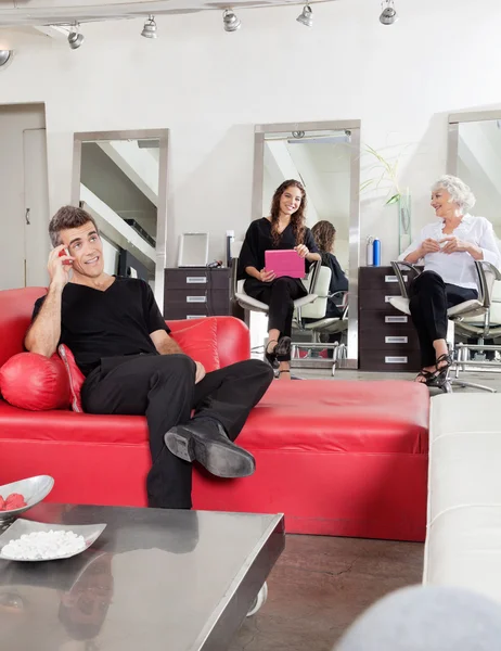 Clientes esperando en peluquería — Foto de Stock