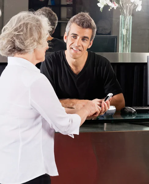 Hairdresser And Client Discussing Over Cellphone — Stock Photo, Image