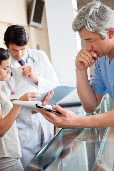 Documento de lectura del médico en recepción — Foto de Stock