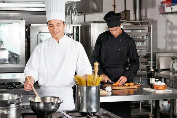 Chef masculino preparando comida — Foto de Stock