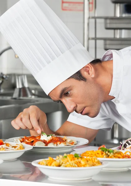 Chef Garnishing Pratos de massas — Fotografia de Stock