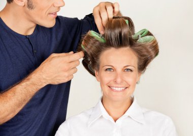 Müşteri ile kuaförlük saç kıvırma