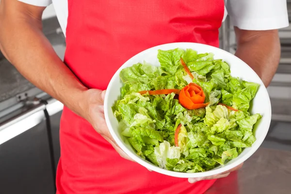 Köksmästaren presenterar sallad i kök — Stockfoto