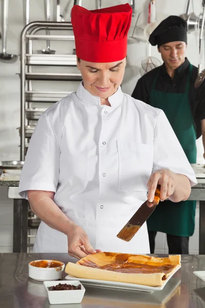 Szef kuchni przygotowuje czekolada rolki — Zdjęcie stockowe