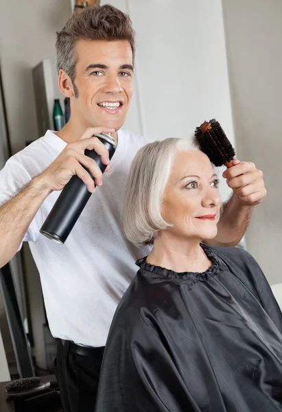 Peluquería Configurando el cabello del cliente —  Fotos de Stock