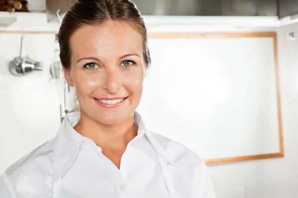 Gelukkig vrouwelijk chef in keuken — Stockfoto