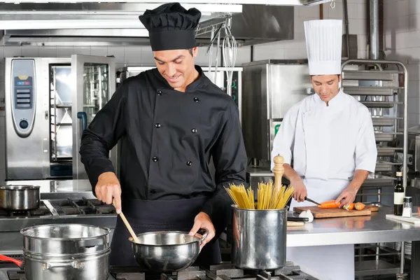 Professionele chef-koks bereiden spaghetti — Stockfoto