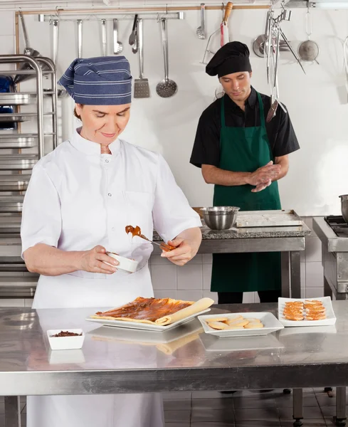 Vrouwelijke chef-kok bereiden van zoete voedsel — Stockfoto