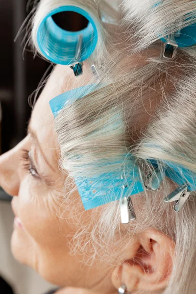 Cliente con rulos de pelo — Foto de Stock