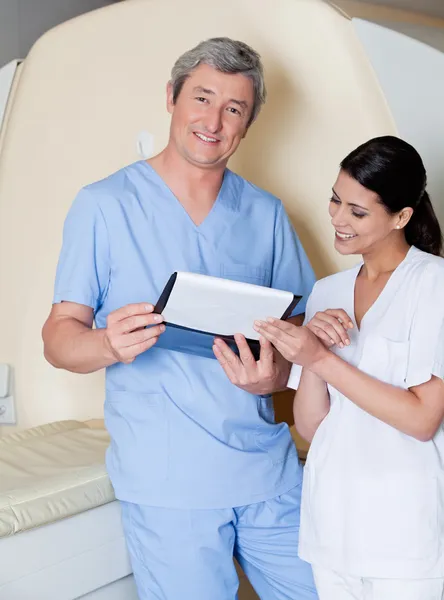 Technicians Standing By MRI Scan Machine — Stock Photo, Image