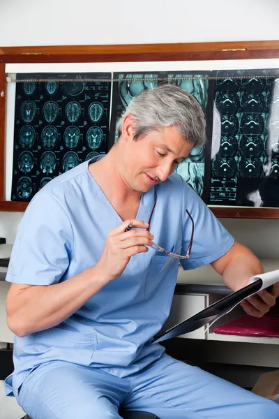 Documento de leitura profissional médico — Fotografia de Stock