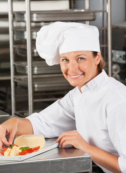 Felice piatto di guarnitura femminile Chef — Foto Stock