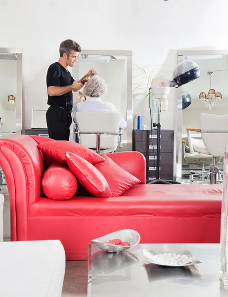 Hairdresser Styling Client's Hair At Salon — Stock Photo, Image