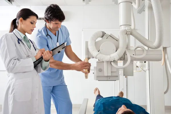 Radiologen x-ray uitvoeren op patiënt — Stockfoto