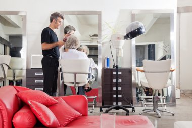 Kuaför Salonu müşterinin saç düzleştirme